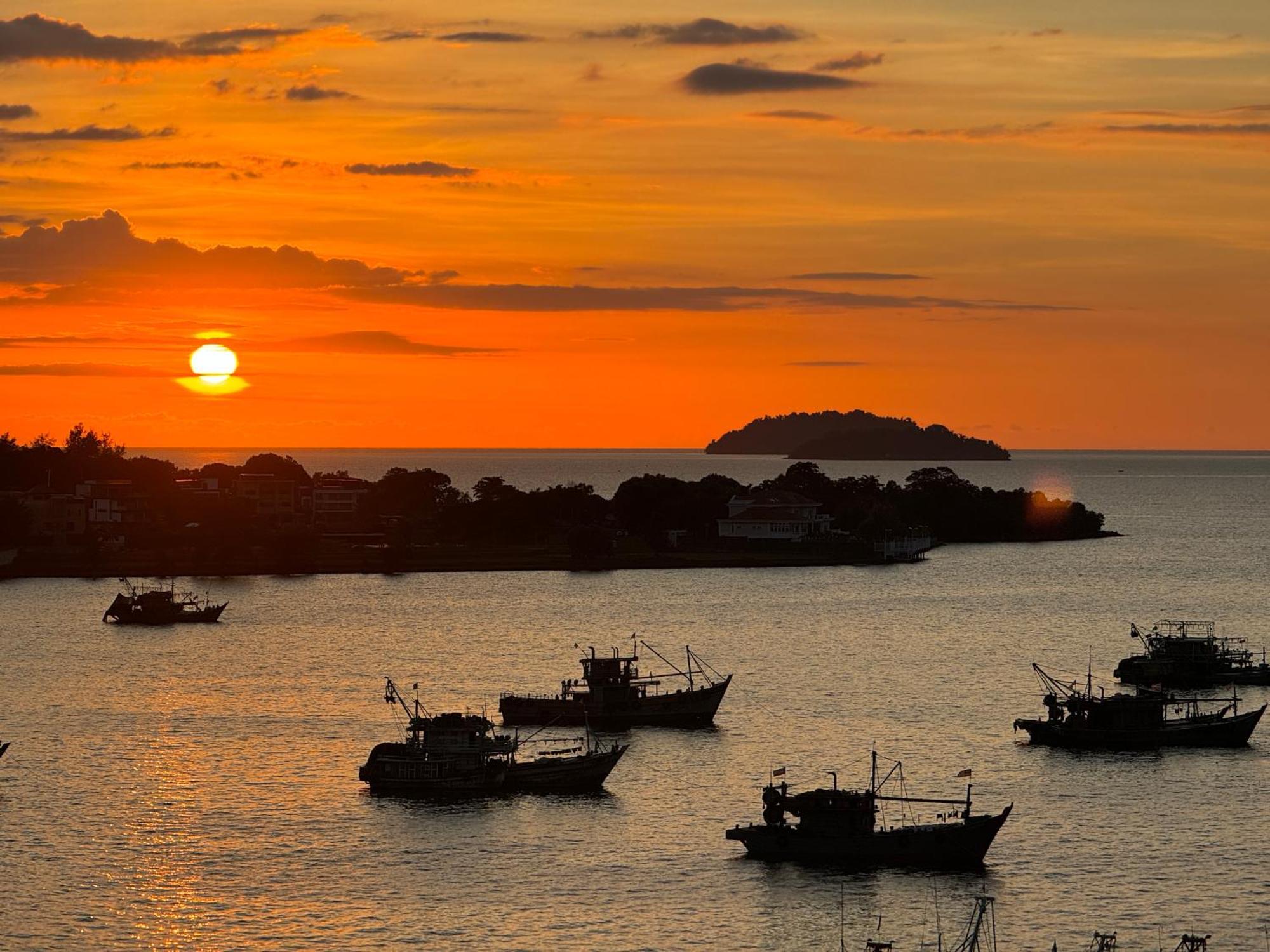 The Shore Cbd Kota Kinabalu By Laxzone Suite Екстер'єр фото